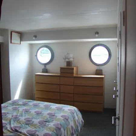 Pollux Botel *